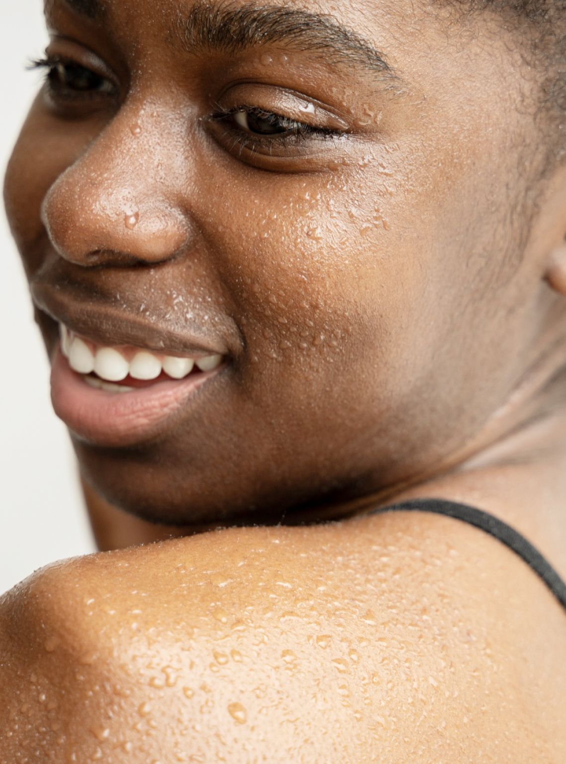 Bij ontvangst wordt het verloop van de behandelingen in detail uitgelegd en kunt u zich in alle rust installeren om te kunnen genieten.

De duo-behandeling wordt gegeven door ervaren therapeuten en gaat door in dezelfde ruimte. Na de rugmassage van 30 min wordt er omgedraaid en zetten we de behandeling verder met een gelaatsverzorging. 